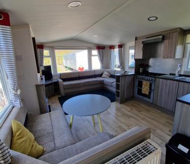 Aberystwyth Casa | Sea Breeze Retreat 2 Bedroom Pet Friendly Caravan in Clarach Bay