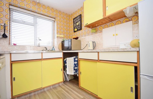 Selsey Cabaña | Sea Breeze, Selsey - a town house that sleeps 6 guests in 3 bedrooms