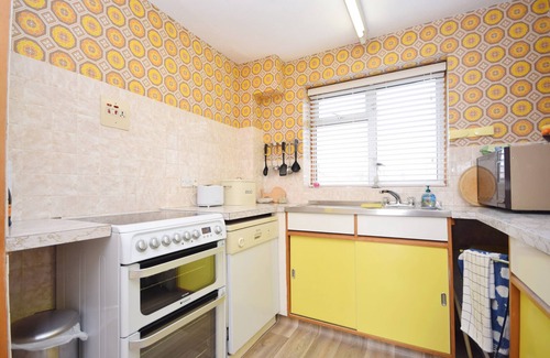 Selsey Cabaña | Sea Breeze, Selsey - a town house that sleeps 6 guests in 3 bedrooms