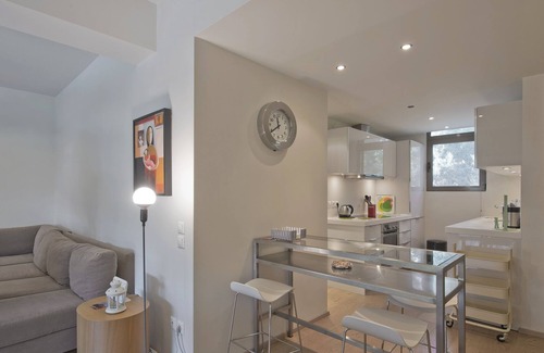 Vouliagmeni Apartamento | Sea Breeze Spacious Apt near Vouliagmeni Beach