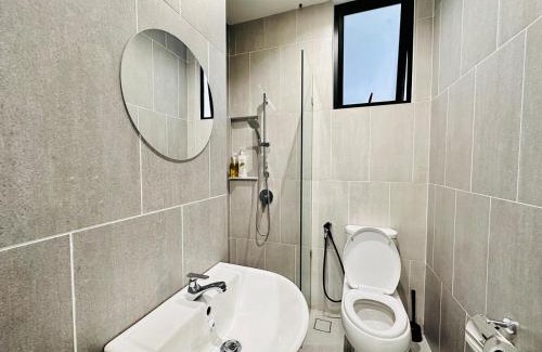 Kampung Sungai Nibong Apartamento | Sea Bridge View Sky Pool Cozy 3BR Retreat airport 9pax