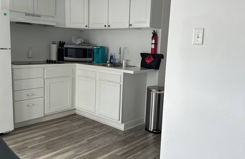 Bayview Apartamento | SEA-clusion 3 cozy 1 bedroom apartment across the street from the beach!