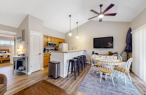 Bethany Beach Condominio | Sea Colony Condo with WiFi, Deck, Shared Pools/Sauna/Tennis, & Beach Access