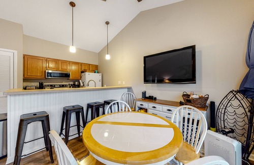 Bethany Beach Condominio | Sea Colony Condo with WiFi, Deck, Shared Pools/Sauna/Tennis, & Beach Access