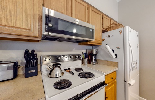 Bethany Beach Condominio | Sea Colony Condo with WiFi, Deck, Shared Pools/Sauna/Tennis, & Beach Access