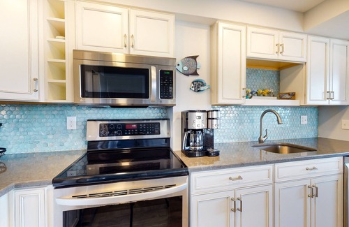 Bethany Beach Condominio | Sea Colony Ocean 2nd floor condo w/ elevator, gym, and free WiFi