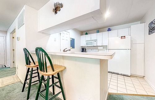 Bethany Beach Condominio | Sea Colony Tennis condo w/ central AC and access to pool and fitness center
