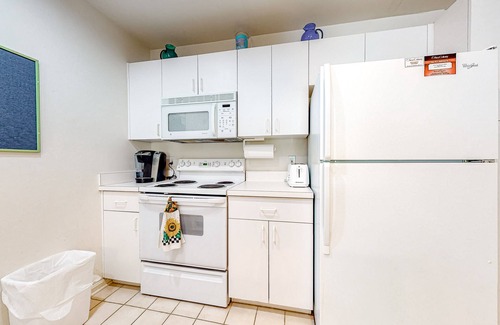 Bethany Beach Condominio | Sea Colony Tennis condo w/ central AC and access to pool and fitness center