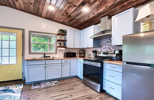 Crystal River Casa | Sea Cow Cabin Tiny Home Near Springs w/ Yard, Fire Pit & Relaxing Porch