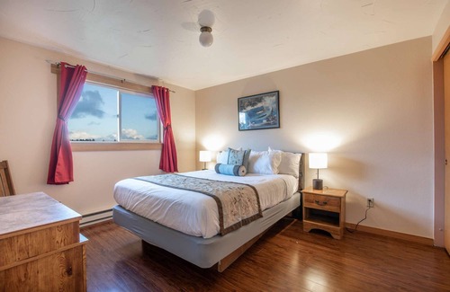 Ocean Shores Hotel | Sea Dreamer - 1 Bedroom Suite with 1 King and 1 Queen Bed at Wanderlust Inn, Pet Friendly