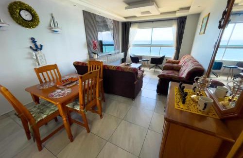 Kingsborough Apartamento | Sea facing apartment 1703 on High Tide Amanzimtoti