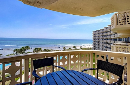 New Smyrna Beach Apartamento | Sea Forever Beachfront Golden Arms 501 ~ Walk to shopping dining night life on Flagler Ave.