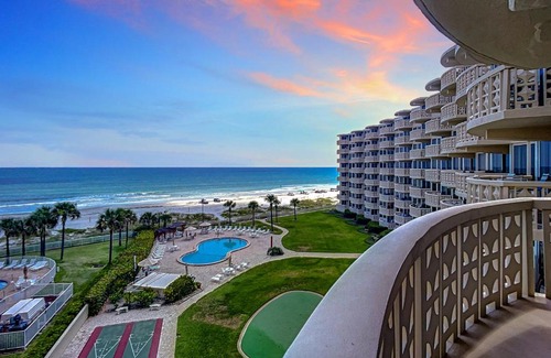 New Smyrna Beach Apartamento | Sea Forever Beachfront Golden Arms 501 ~ Walk to shopping dining night life on Flagler Ave.