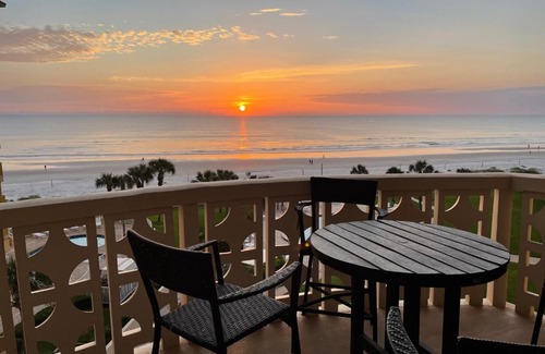 New Smyrna Beach Apartamento | Sea Forever Beachfront Golden Arms 501 ~ Walk to shopping dining night life on Flagler Ave.