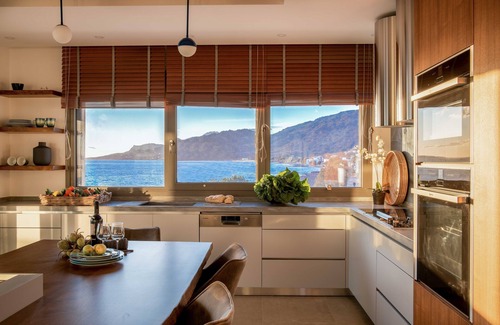 Koutsouras Villa | Villa de 10 dormitorios frente al mar con piscina infinita y spa en el sureste de Creta
