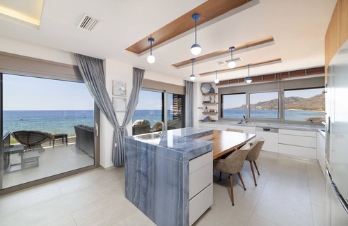 Koutsouras Condominio | Ático de lujo frente al mar con vistas panorámicas, jacuzzi privado y barbacoa