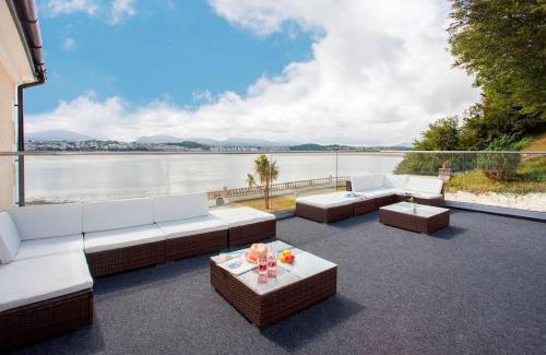 Llanfairpwllgwyngyll Apartamento | Sea Front Spacious Apartment on Anglesey