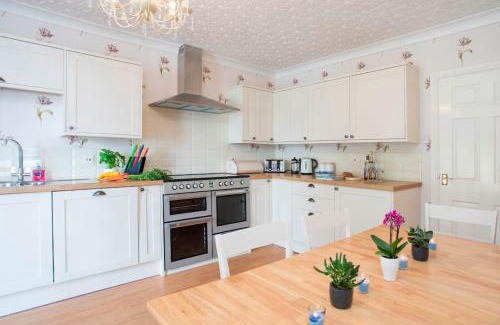 Llanfairpwllgwyngyll Apartamento | Sea Front Spacious Apartment on Anglesey