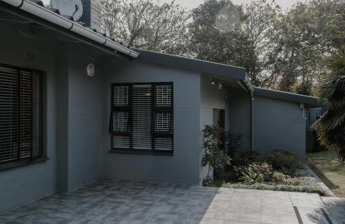 Port Edward Casa | Sea La Vie- beach cottage