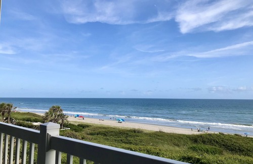 Indian Beach Condominio | Sea La Vie: Direct Oceanfront Condo w/ Pool, Outdoor Storage, Linens Included