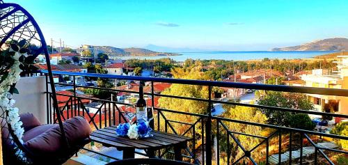 Lavreotiki Apartamento | Sea & Mountain Apartment Close to Port and City