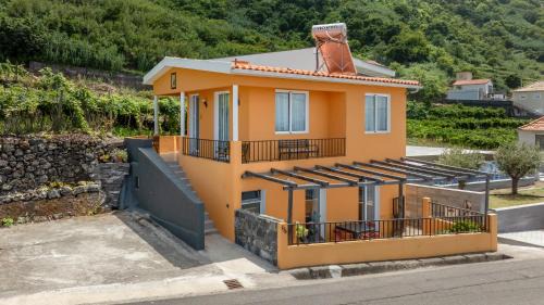 Sao Vicente Apartamento | Sea & Mountain View apartment with open-air Patio & Parking