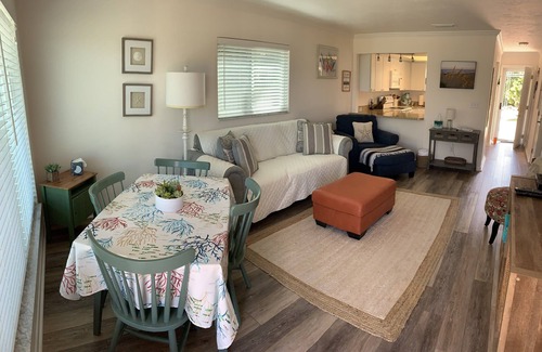 New Melbourne Beach Cabaña | Sea Owl Suite 3, estilo frente al mar y serenidad en la playa de Melbourne.