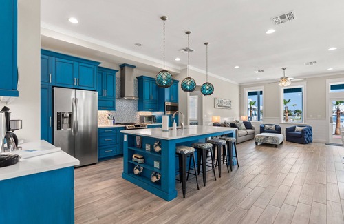 The Shores Casa | Sea Pointer New custom home at The Shores pool, just a short walk to the beach or bay!