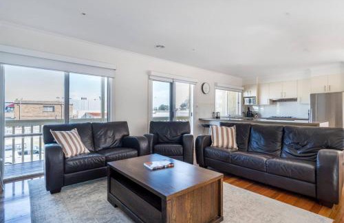Dromana Casa | Sea Quinn Escape - Steps to Dromana Beach and Dining