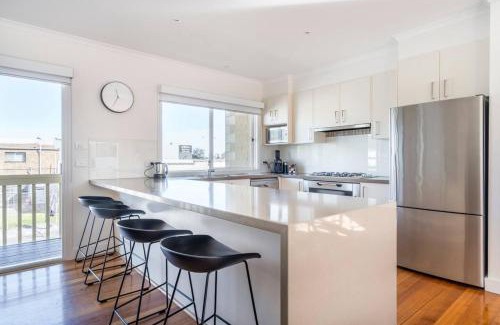 Dromana Casa | Sea Quinn Escape - Steps to Dromana Beach and Dining