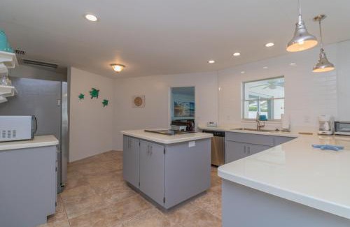 Bradenton Casa | Sea Salt Retreat! Private pool home in Bradenton just 5 miles from Anna Maria!