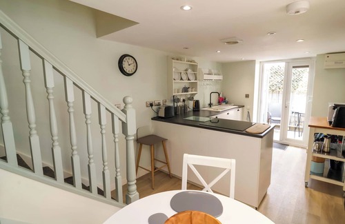 Westward Ho Cabaña | SEA SANCTUARY, pet friendly, with hot tub in Northam