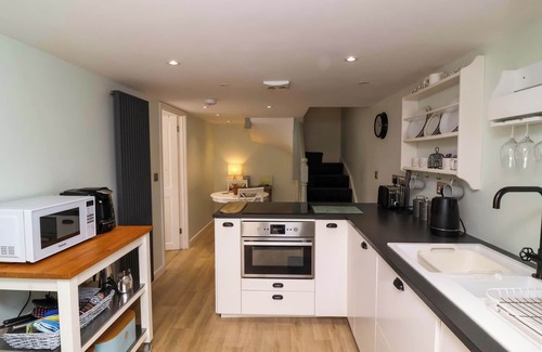 Westward Ho Cabaña | SEA SANCTUARY, pet friendly, with hot tub in Northam