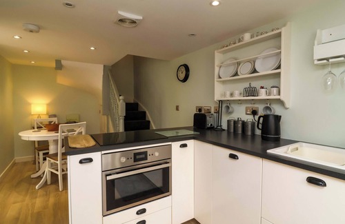 Westward Ho Cabaña | SEA SANCTUARY, pet friendly, with hot tub in Northam