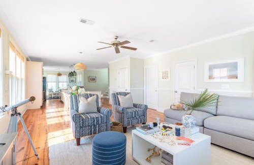 Isle of Palms Casa | Sea Shell by AvantStay Breezy Beachside Getaway w Rooftop Deck 6 BRs