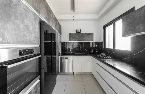 Bat Yam Apartamento | Sea-side 4 BR Apt with Gym