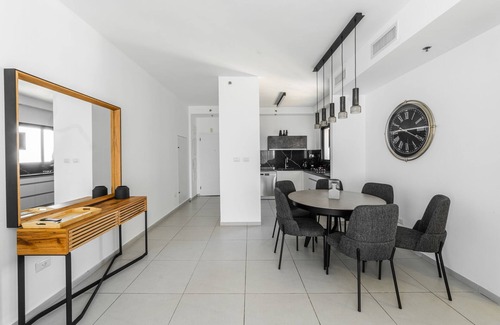 Bat Yam Apartamento | Sea-side 4 BR Apt with Gym