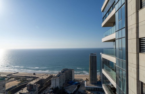 Bat Yam Apartamento | Sea-side 4 BR Apt with Gym