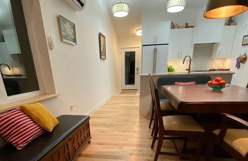 Lower Montague Casa | SEA & SKY Open Living, Water Front, Shore access, Private sunny large backyard
