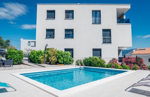 Slatine Apartamento | Sea Sun Slatine with 2 bedrooms and pool, near beach