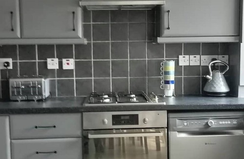 Bangor Apartamento | Sea Surf, 2 bedroom, fully equipped ground floor apartment, sleeps 4, in city