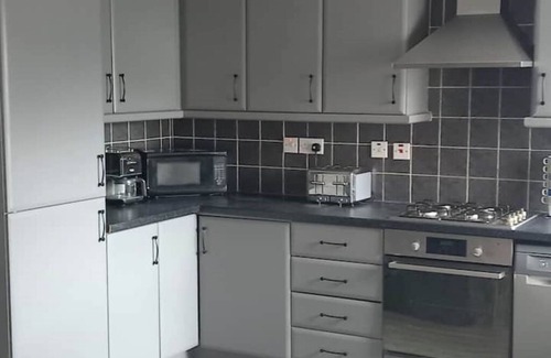 Bangor Apartamento | Sea Surf, 2 bedroom, fully equipped ground floor apartment, sleeps 4, in city