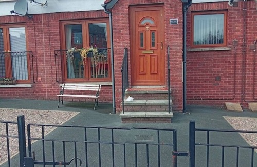 Bangor Apartamento | Sea Surf, 2 bedroom, fully equipped ground floor apartment, sleeps 4, in city