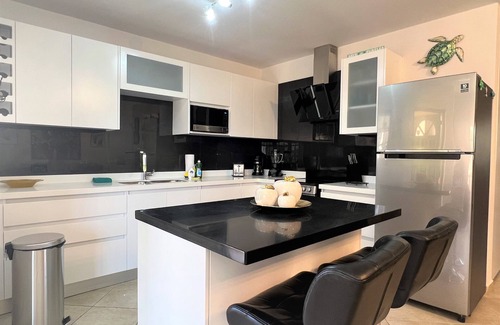 Washington Casa | Sea Turtle Condo 2 Bdr-2 Bth in Palm Beach Area, walking distance to the beach.