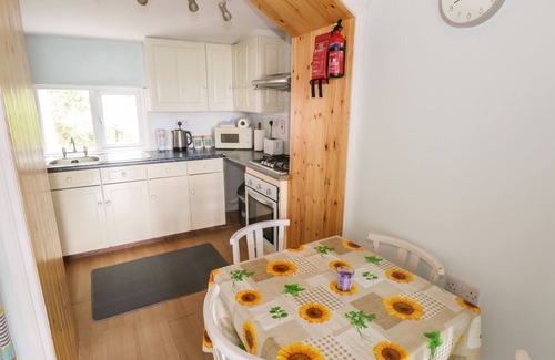 Tully Cabaña | SEA VIEW HOUSE, family friendly in Tully, County Galway