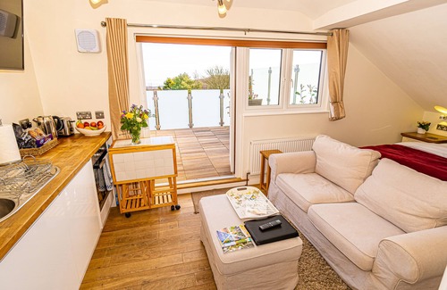 Hastings Apartamento | Estudio con vistas al mar con piscina cubierta climatizada y bañera de hidromasaje, zona rural