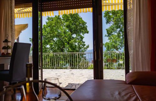 Rubesi Apartamento | Sea View Suite With King Bed, 150Mbps WiFi And Patio Swing
