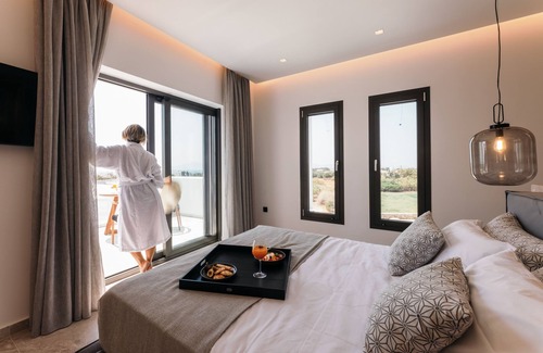 Plaka Casa | Sea View Suite with Outdoor Jacuzzi - Milestones Naxos Hotel