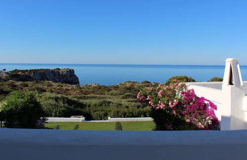 Es Canutells Villa | Villa con vistas al mar, 8 pax, wifi gratis y gran piscina comunitaria