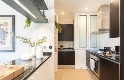 Gros Apartamento | Sea Views from 4 Balconies Walk Score 90
